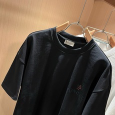 Moncler蒙家 2026春夏男女同款👫情侣款最新的贸易订单短袖T恤,全品相!!网红款!采用logo图案印花设计!上身 Moncler蒙家 2026春夏男女同款👫情侣款最新的贸易订单短袖T恤,全品相!!网红款!采用logo图案印花设计!上身