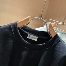 Moncler蒙家 2026春夏男女同款👫情侣款最新的贸易订单短袖T恤,全品相!!网红款!采用logo图案印花设计!上身 Moncler蒙家 2026春夏男女同款👫情侣款最新的贸易订单短袖T恤,全品相!!网红款!采用logo图案印花设计!上身