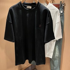 Moncler蒙家 2026春夏男女同款👫情侣款最新的贸易订单短袖T恤,全品相!!网红款!采用logo图案印花设计!上身 Moncler蒙家 2026春夏男女同款👫情侣款最新的贸易订单短袖T恤,全品相!!网红款!采用logo图案印花设计!上身