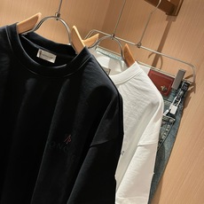 Moncler蒙家 2026春夏男女同款👫情侣款最新的贸易订单短袖T恤,全品相!!网红款!采用logo图案印花设计!上身 Moncler蒙家 2026春夏男女同款👫情侣款最新的贸易订单短袖T恤,全品相!!网红款!采用logo图案印花设计!上身