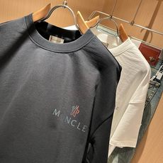 Moncler蒙家 2026春夏男女同款👫情侣款最新的贸易订单短袖T恤,全品相!!网红款!采用logo图案印花设计!上身 Moncler蒙家 2026春夏男女同款👫情侣款最新的贸易订单短袖T恤,全品相!!网红款!采用logo图案印花设计!上身