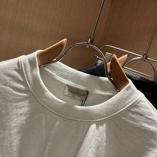 Moncler蒙家 2026春夏男女同款👫情侣款最新的贸易订单短袖T恤,全品相!!网红款!采用logo图案印花设计!上身 Moncler蒙家 2026春夏男女同款👫情侣款最新的贸易订单短袖T恤,全品相!!网红款!采用logo图案印花设计!上身