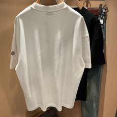 Moncler蒙家 2026春夏男女同款👫情侣款最新的贸易订单短袖T恤,全品相!!网红款!采用logo图案印花设计!上身 Moncler蒙家 2026春夏男女同款👫情侣款最新的贸易订单短袖T恤,全品相!!网红款!采用logo图案印花设计!上身
