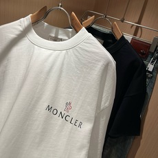 Moncler蒙家 2026春夏男女同款👫情侣款最新的贸易订单短袖T恤,全品相!!网红款!采用logo图案印花设计!上身 Moncler蒙家 2026春夏男女同款👫情侣款最新的贸易订单短袖T恤,全品相!!网红款!采用logo图案印花设计!上身