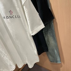 Moncler蒙家 2026春夏男女同款👫情侣款最新的贸易订单短袖T恤,全品相!!网红款!采用logo图案印花设计!上身 Moncler蒙家 2026春夏男女同款👫情侣款最新的贸易订单短袖T恤,全品相!!网红款!采用logo图案印花设计!上身