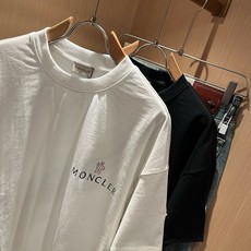 Moncler蒙家 2026春夏男女同款👫情侣款最新的贸易订单短袖T恤,全品相!!网红款!采用logo图案印花设计!上身 Moncler蒙家 2026春夏男女同款👫情侣款最新的贸易订单短袖T恤,全品相!!网红款!采用logo图案印花设计!上身