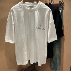 Moncler蒙家 2026春夏男女同款👫情侣款最新的贸易订单短袖T恤,全品相!!网红款!采用logo图案印花设计!上身 Moncler蒙家 2026春夏男女同款👫情侣款最新的贸易订单短袖T恤,全品相!!网红款!采用logo图案印花设计!上身