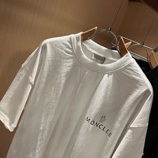 Moncler蒙家 2026春夏男女同款👫情侣款最新的贸易订单短袖T恤,全品相!!网红款!采用logo图案印花设计!上身 Moncler蒙家 2026春夏男女同款👫情侣款最新的贸易订单短袖T恤,全品相!!网红款!采用logo图案印花设计!上身