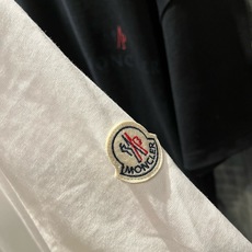 Moncler蒙家 2026春夏男女同款👫情侣款最新的贸易订单短袖T恤,全品相!!网红款!采用logo图案印花设计!上身 Moncler蒙家 2026春夏男女同款👫情侣款最新的贸易订单短袖T恤,全品相!!网红款!采用logo图案印花设计!上身