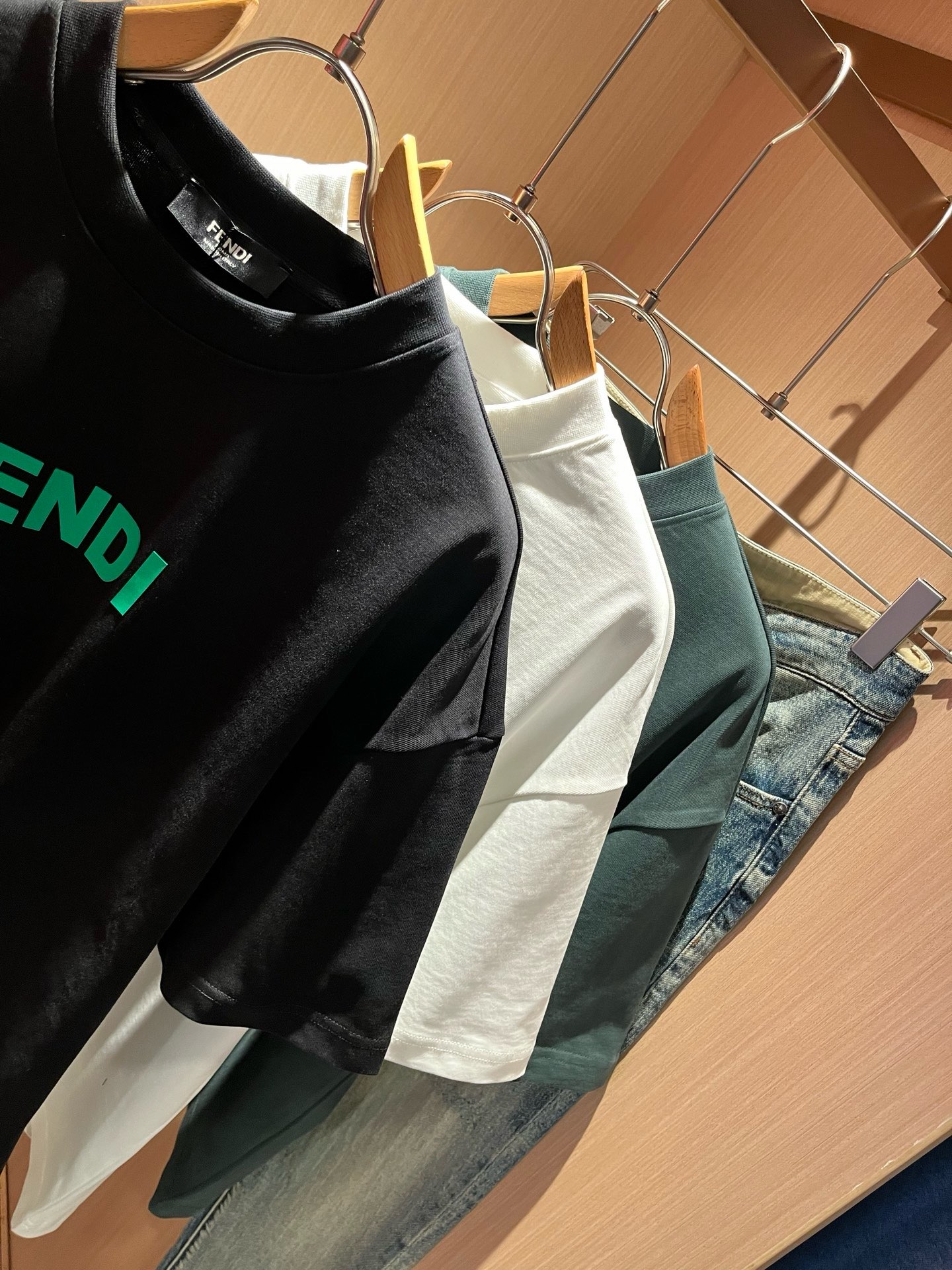 FEN*I 芬*迪2026春夏新款FD家族FF男女同款👫短袖T恤,男女同款👫百搭极简短袖。意大利原厂订单,FD家族人气单 FEN*I 芬*迪2026春夏新款FD家族FF男女同款👫短袖T恤,男女同款👫百搭极简短袖。意大利原厂订单,FD家族人气单