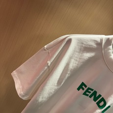 FEN*I 芬*迪2026春夏新款FD家族FF男女同款👫短袖T恤,男女同款👫百搭极简短袖。意大利原厂订单,FD家族人气单 FEN*I 芬*迪2026春夏新款FD家族FF男女同款👫短袖T恤,男女同款👫百搭极简短袖。意大利原厂订单,FD家族人气单
