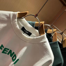 FEN*I 芬*迪2026春夏新款FD家族FF男女同款👫短袖T恤,男女同款👫百搭极简短袖。意大利原厂订单,FD家族人气单 FEN*I 芬*迪2026春夏新款FD家族FF男女同款👫短袖T恤,男女同款👫百搭极简短袖。意大利原厂订单,FD家族人气单