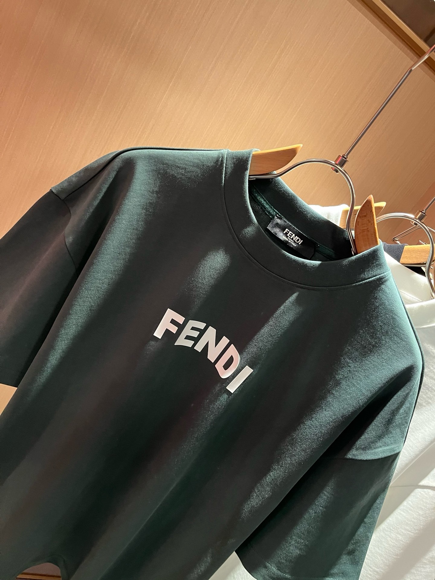 FEN*I 芬*迪2026春夏新款FD家族FF男女同款👫短袖T恤,男女同款👫百搭极简短袖。意大利原厂订单,FD家族人气单 FEN*I 芬*迪2026春夏新款FD家族FF男女同款👫短袖T恤,男女同款👫百搭极简短袖。意大利原厂订单,FD家族人气单