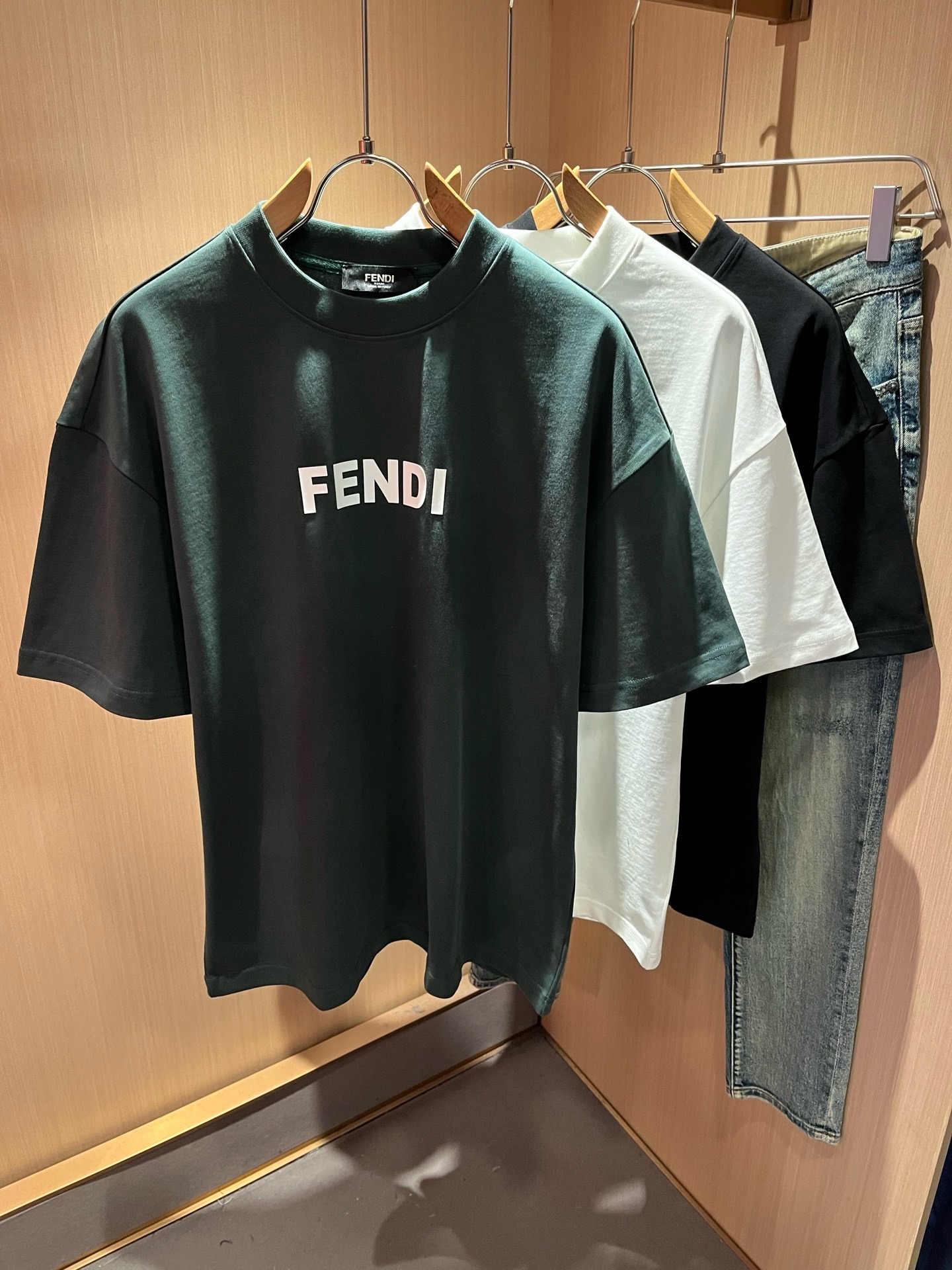 FEN*I 芬*迪2026春夏新款FD家族FF男女同款👫短袖T恤,男女同款👫百搭极简短袖。意大利原厂订单,FD家族人气单 FEN*I 芬*迪2026春夏新款FD家族FF男女同款👫短袖T恤,男女同款👫百搭极简短袖。意大利原厂订单,FD家族人气单