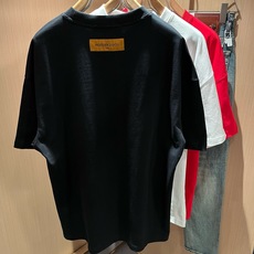 LouisVuitt*路易*登 2026春夏全新系列单品上线,非常时髦前卫的一款男女同款短袖T恤,标识logo图案压胶修 LouisVuitt*路易*登 2026春夏全新系列单品上线,非常时髦前卫的一款男女同款短袖T恤,标识logo图案压胶修