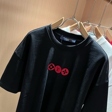 LouisVuitt*路易*登 2026春夏全新系列单品上线,非常时髦前卫的一款男女同款短袖T恤,标识logo图案压胶修 LouisVuitt*路易*登 2026春夏全新系列单品上线,非常时髦前卫的一款男女同款短袖T恤,标识logo图案压胶修