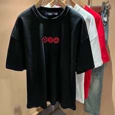 LouisVuitt*路易*登 2026春夏全新系列单品上线,非常时髦前卫的一款男女同款短袖T恤,标识logo图案压胶修 LouisVuitt*路易*登 2026春夏全新系列单品上线,非常时髦前卫的一款男女同款短袖T恤,标识logo图案压胶修