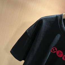 LouisVuitt*路易*登 2026春夏全新系列单品上线,非常时髦前卫的一款男女同款短袖T恤,标识logo图案压胶修 LouisVuitt*路易*登 2026春夏全新系列单品上线,非常时髦前卫的一款男女同款短袖T恤,标识logo图案压胶修