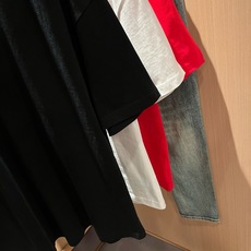 LouisVuitt*路易*登 2026春夏全新系列单品上线,非常时髦前卫的一款男女同款短袖T恤,标识logo图案压胶修 LouisVuitt*路易*登 2026春夏全新系列单品上线,非常时髦前卫的一款男女同款短袖T恤,标识logo图案压胶修