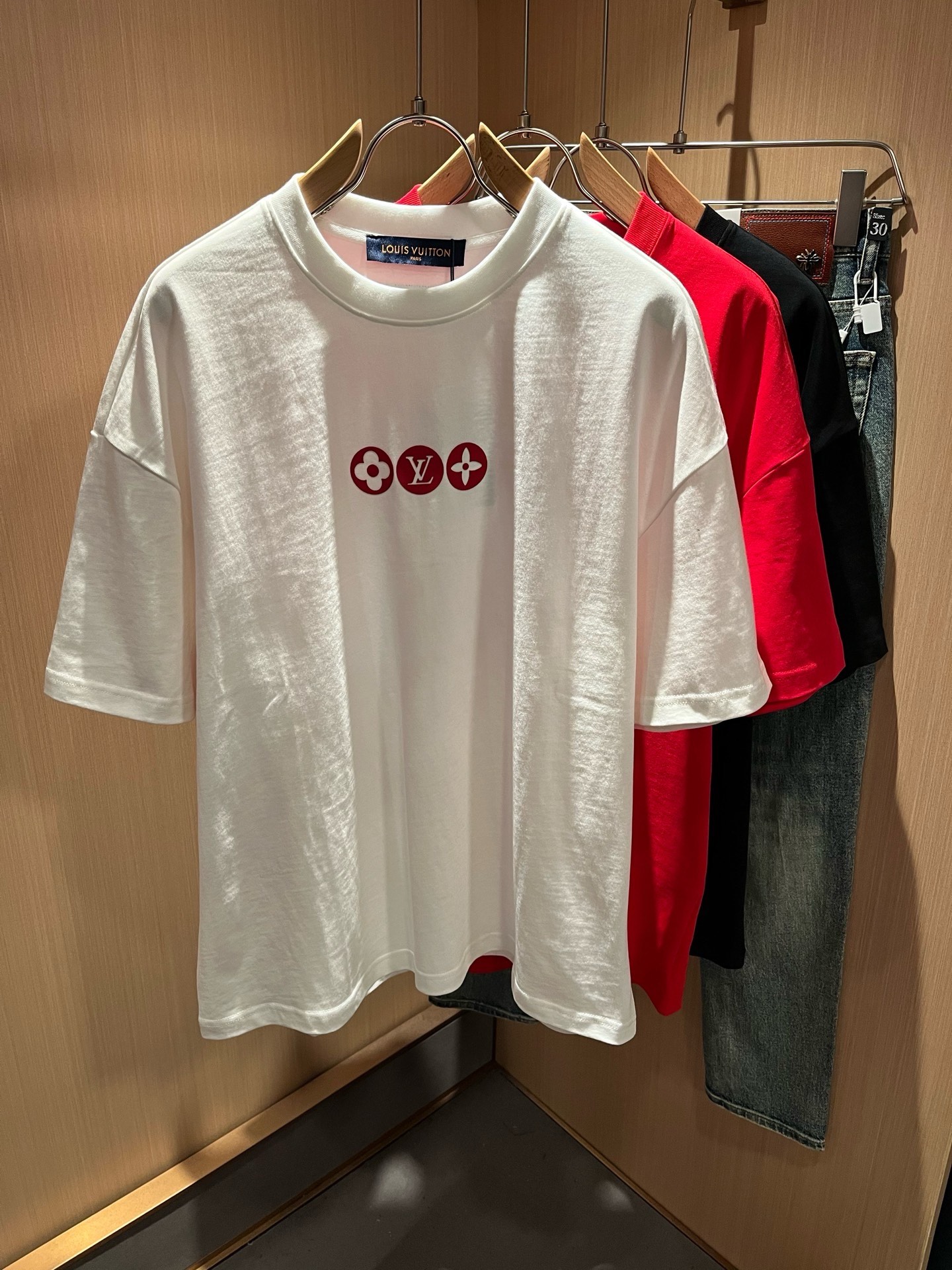LouisVuitt*路易*登 2026春夏全新系列单品上线，非常时髦前卫的一款男女同款短袖T恤，标识logo图案压胶修