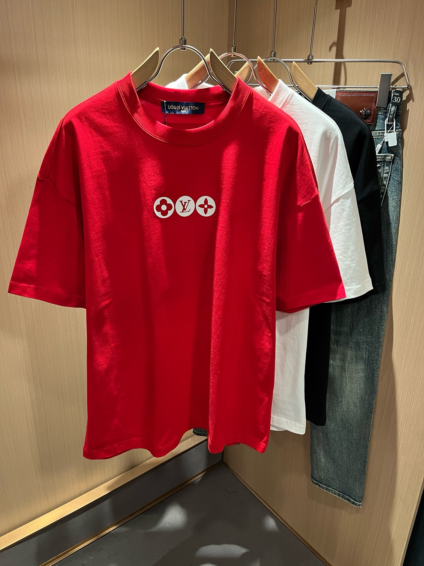 LouisVuitt*路易*登 2026春夏全新系列单品上线，非常时髦前卫的一款男女同款短袖T恤，标识logo图案压胶修