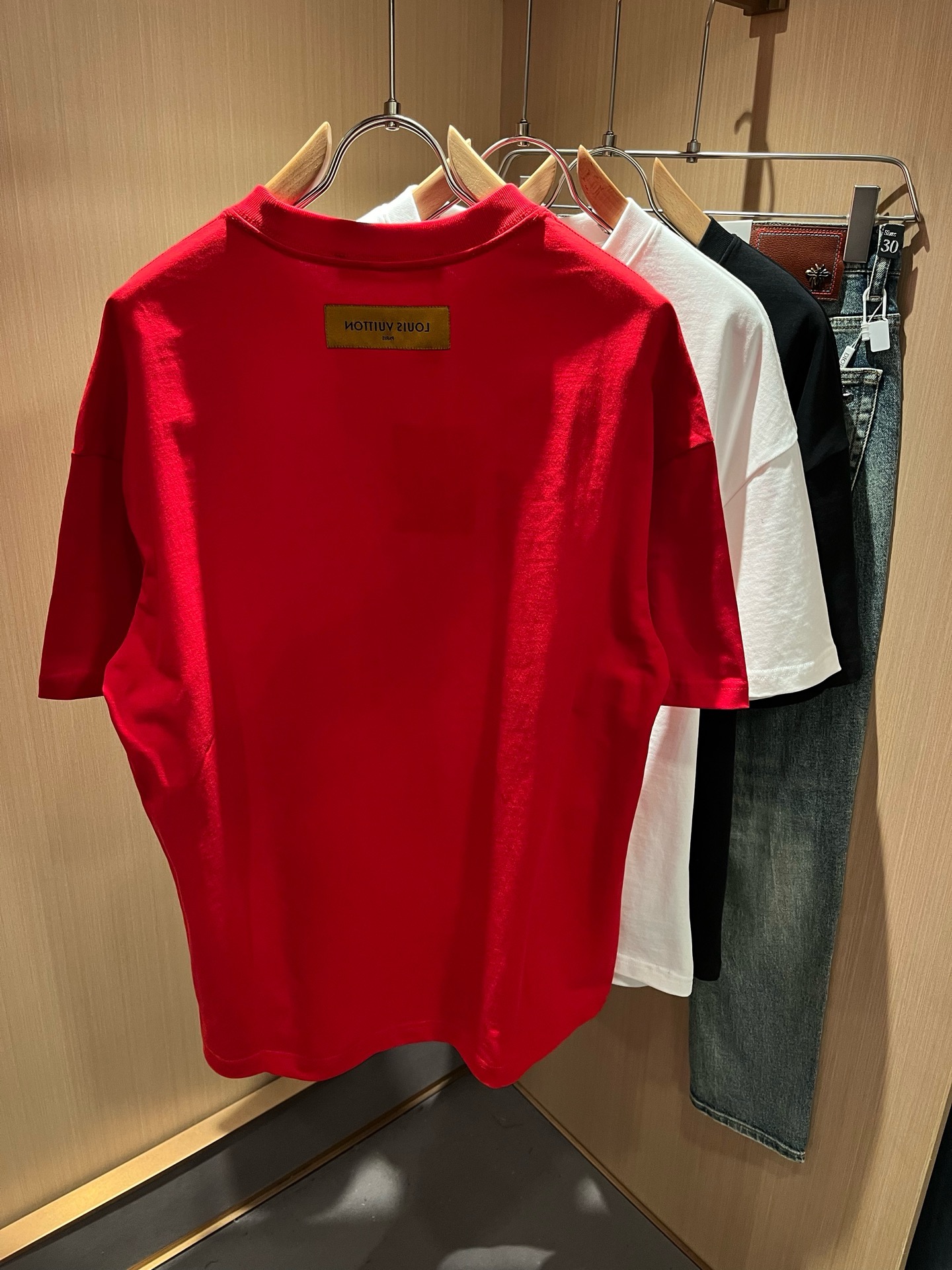 LouisVuitt*路易*登 2026春夏全新系列单品上线，非常时髦前卫的一款男女同款短袖T恤，标识logo图案压胶修