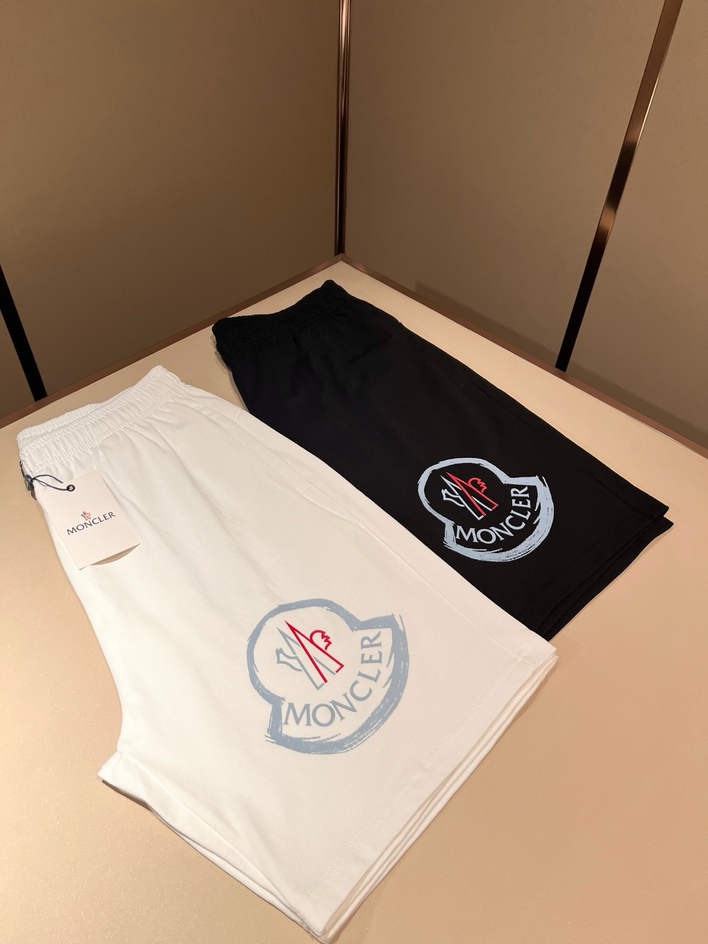 Moncler蒙家 2026春夏男女同款情侣款最新的贸易订单休闲短裤!全品相!!网红款!工艺采用logo印花设计!上身舒 Moncler蒙家 2026春夏男女同款情侣款最新的贸易订单休闲短裤!全品相!!网红款!工艺采用logo印花设计!上身舒