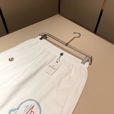 Moncler蒙家 2026春夏男女同款情侣款最新的贸易订单休闲短裤!全品相!!网红款!工艺采用logo印花设计!上身舒 Moncler蒙家 2026春夏男女同款情侣款最新的贸易订单休闲短裤!全品相!!网红款!工艺采用logo印花设计!上身舒