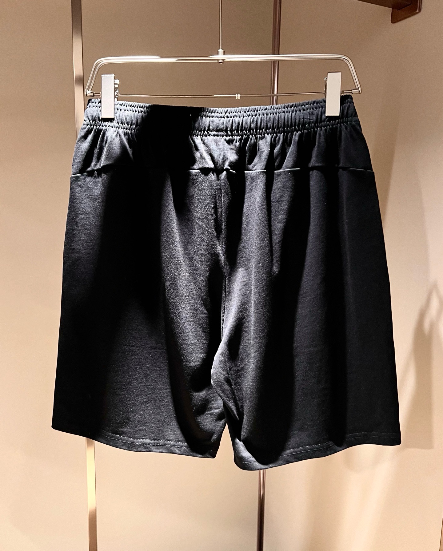 Moncler蒙家 2026春夏男女同款情侣款最新的贸易订单休闲短裤！全品相！！网红款！工艺采用logo印花设计！上身舒