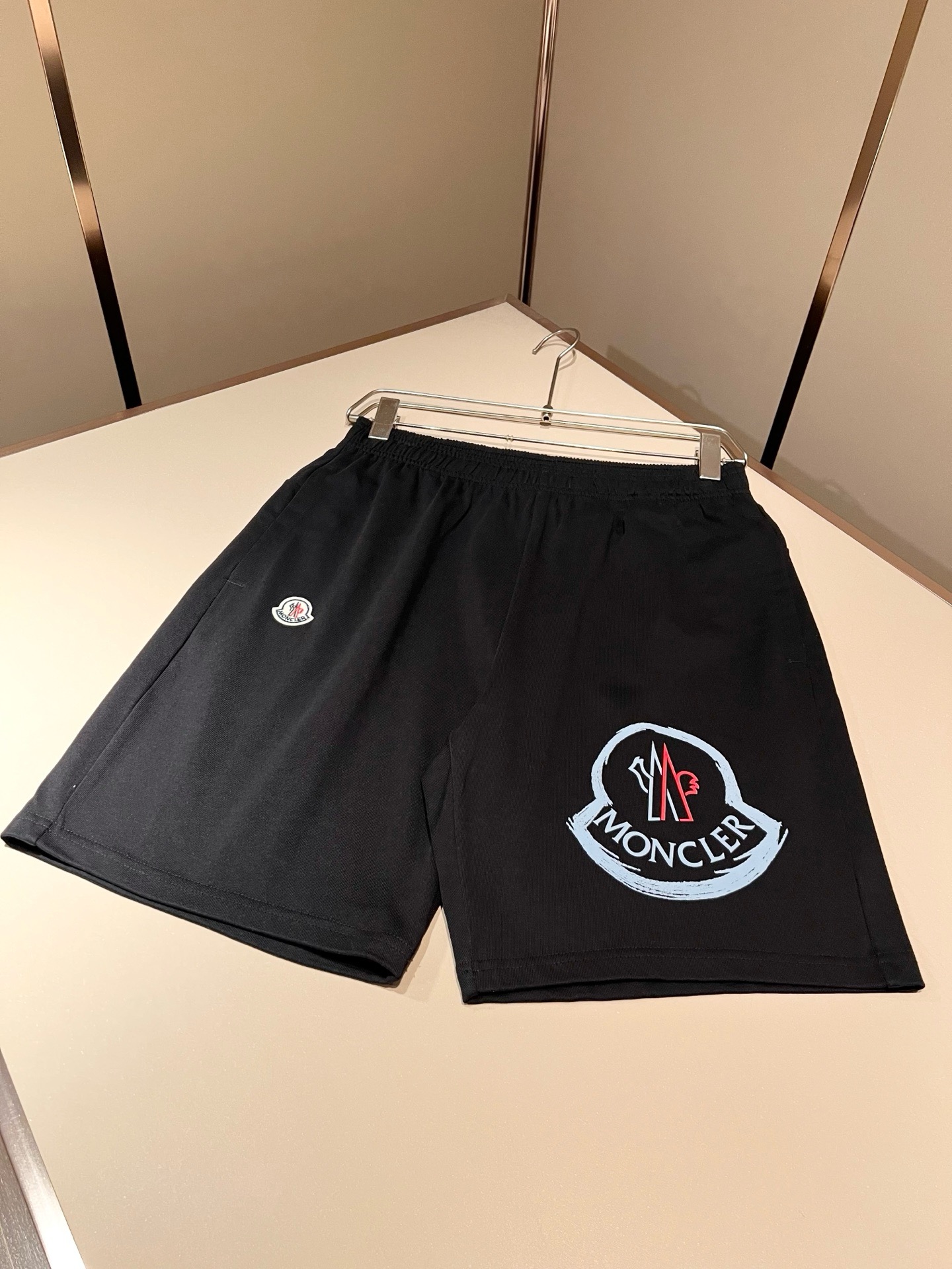 Moncler蒙家 2026春夏男女同款情侣款最新的贸易订单休闲短裤！全品相！！网红款！工艺采用logo印花设计！上身舒