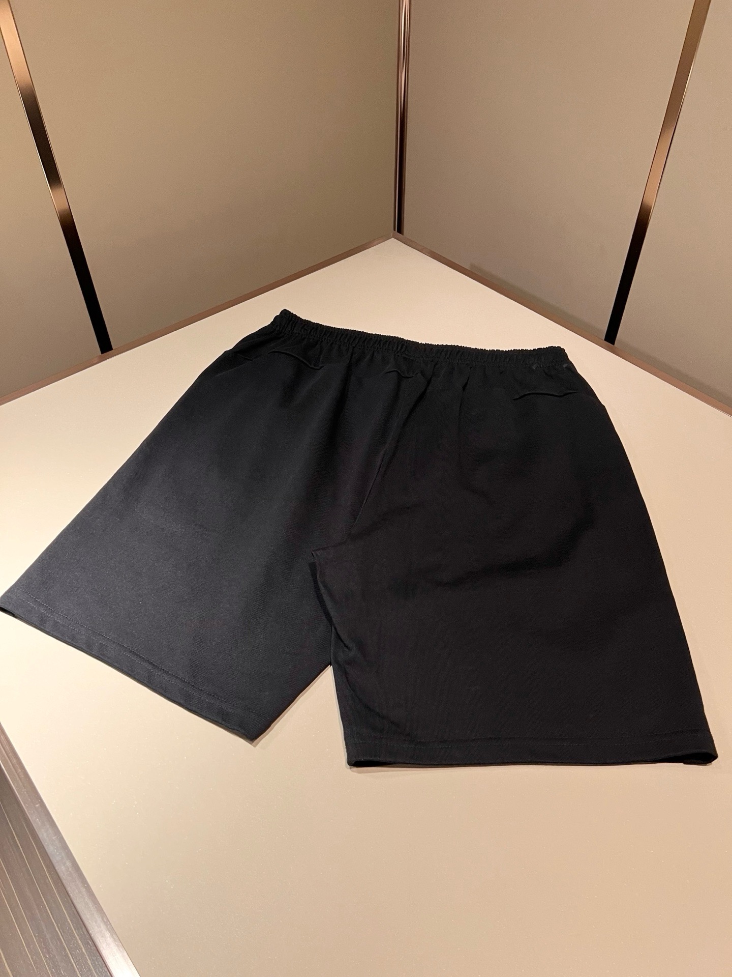 Moncler蒙家 2026春夏男女同款情侣款最新的贸易订单休闲短裤！全品相！！网红款！工艺采用logo印花设计！上身舒