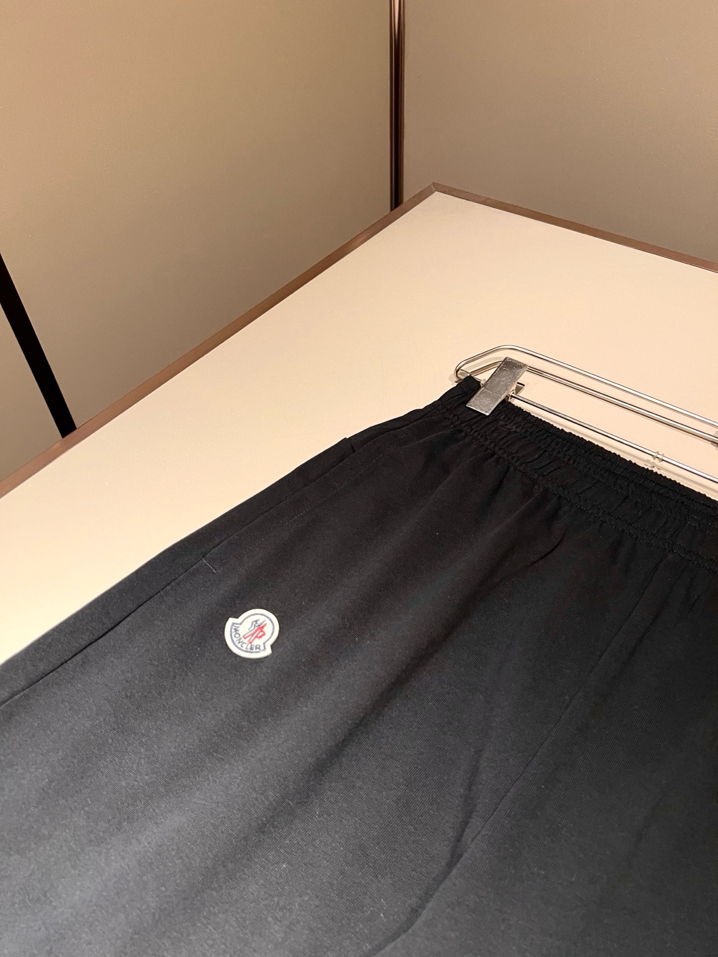 Moncler蒙家 2026春夏男女同款情侣款最新的贸易订单休闲短裤！全品相！！网红款！工艺采用logo印花设计！上身舒