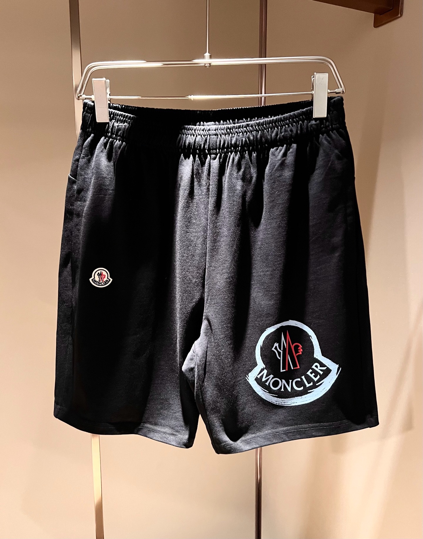 Moncler蒙家 2026春夏男女同款情侣款最新的贸易订单休闲短裤！全品相！！网红款！工艺采用logo印花设计！上身舒
