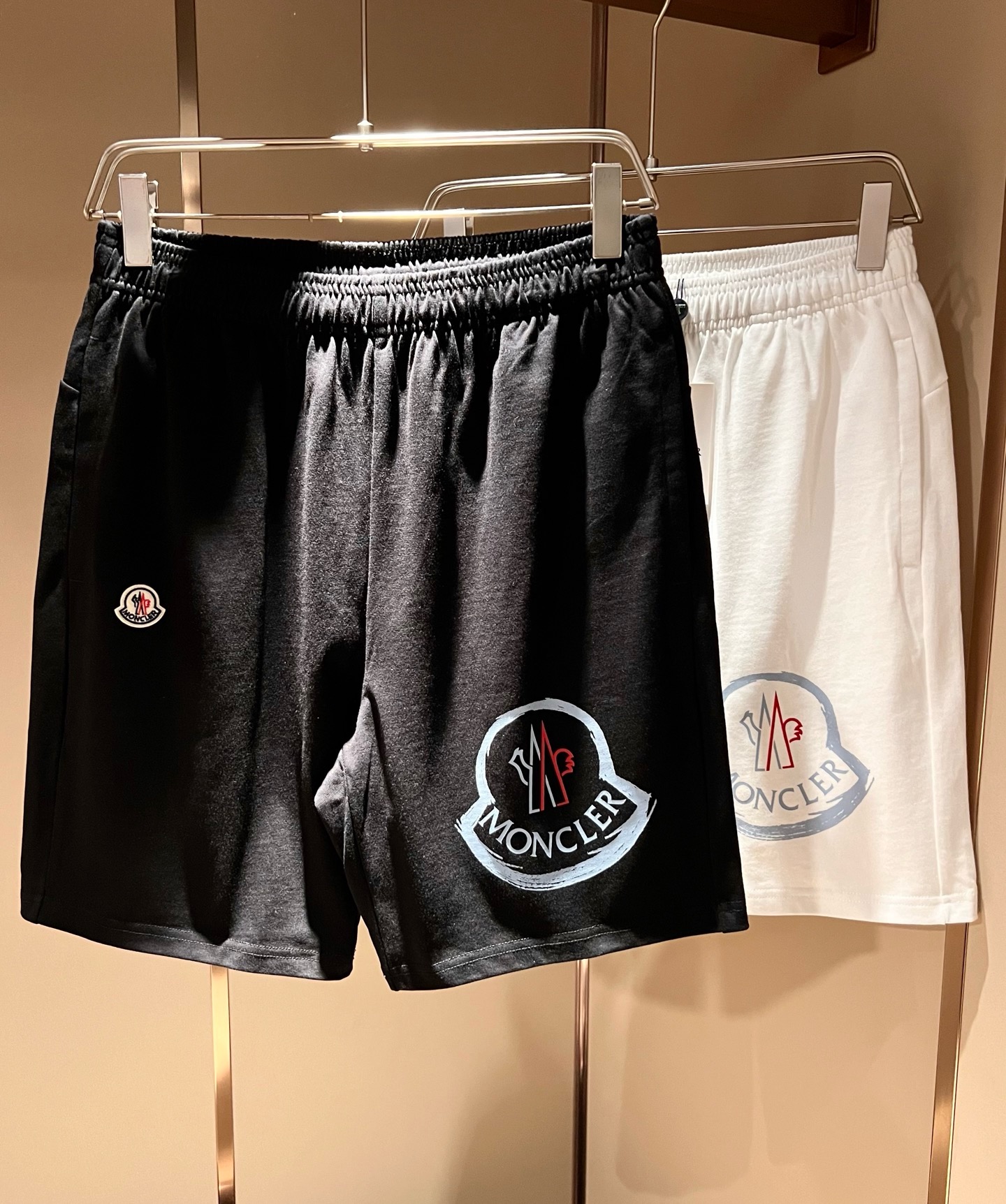 Moncler蒙家 2026春夏男女同款情侣款最新的贸易订单休闲短裤！全品相！！网红款！工艺采用logo印花设计！上身舒