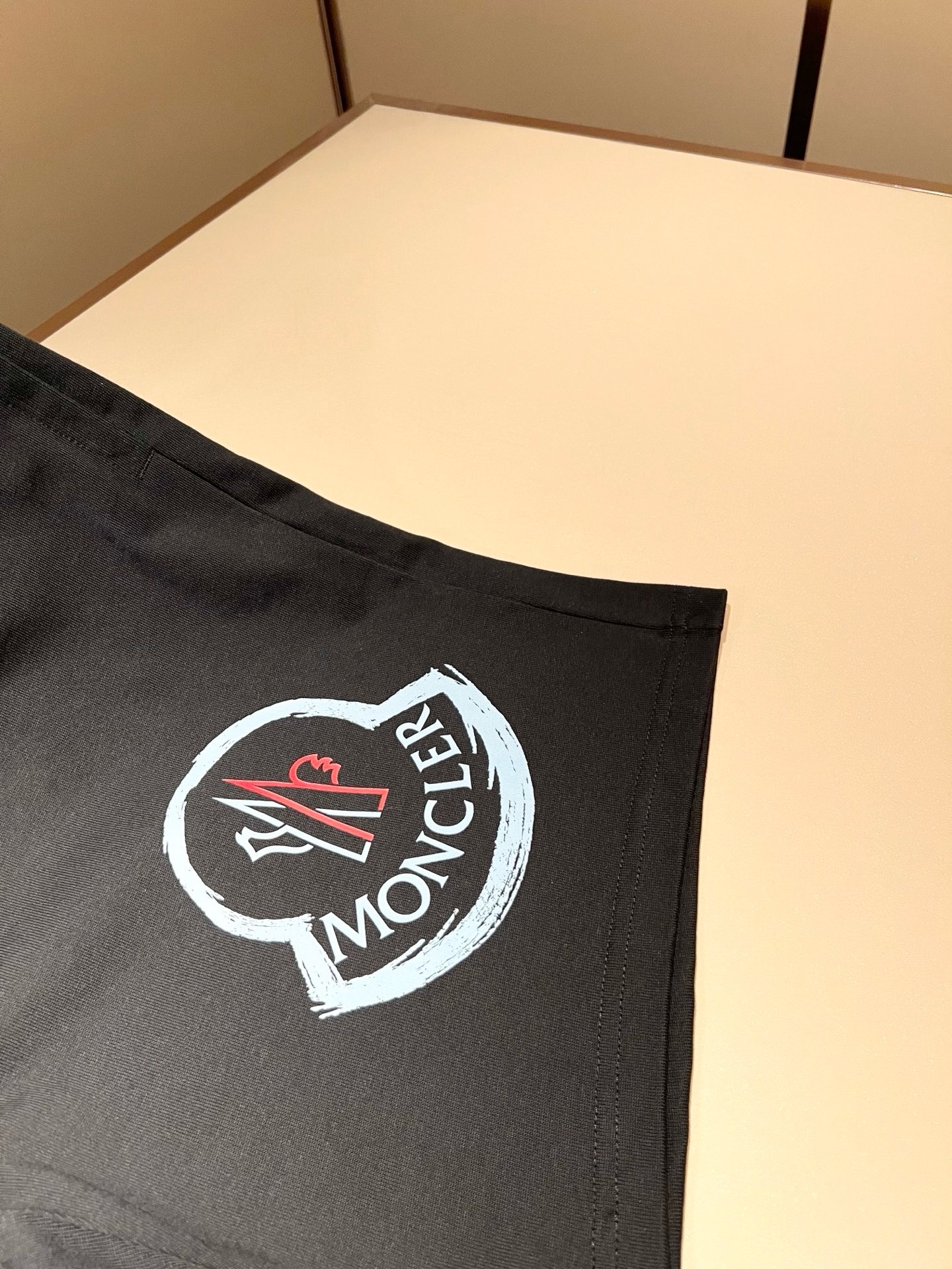Moncler蒙家 2026春夏男女同款情侣款最新的贸易订单休闲短裤！全品相！！网红款！工艺采用logo印花设计！上身舒