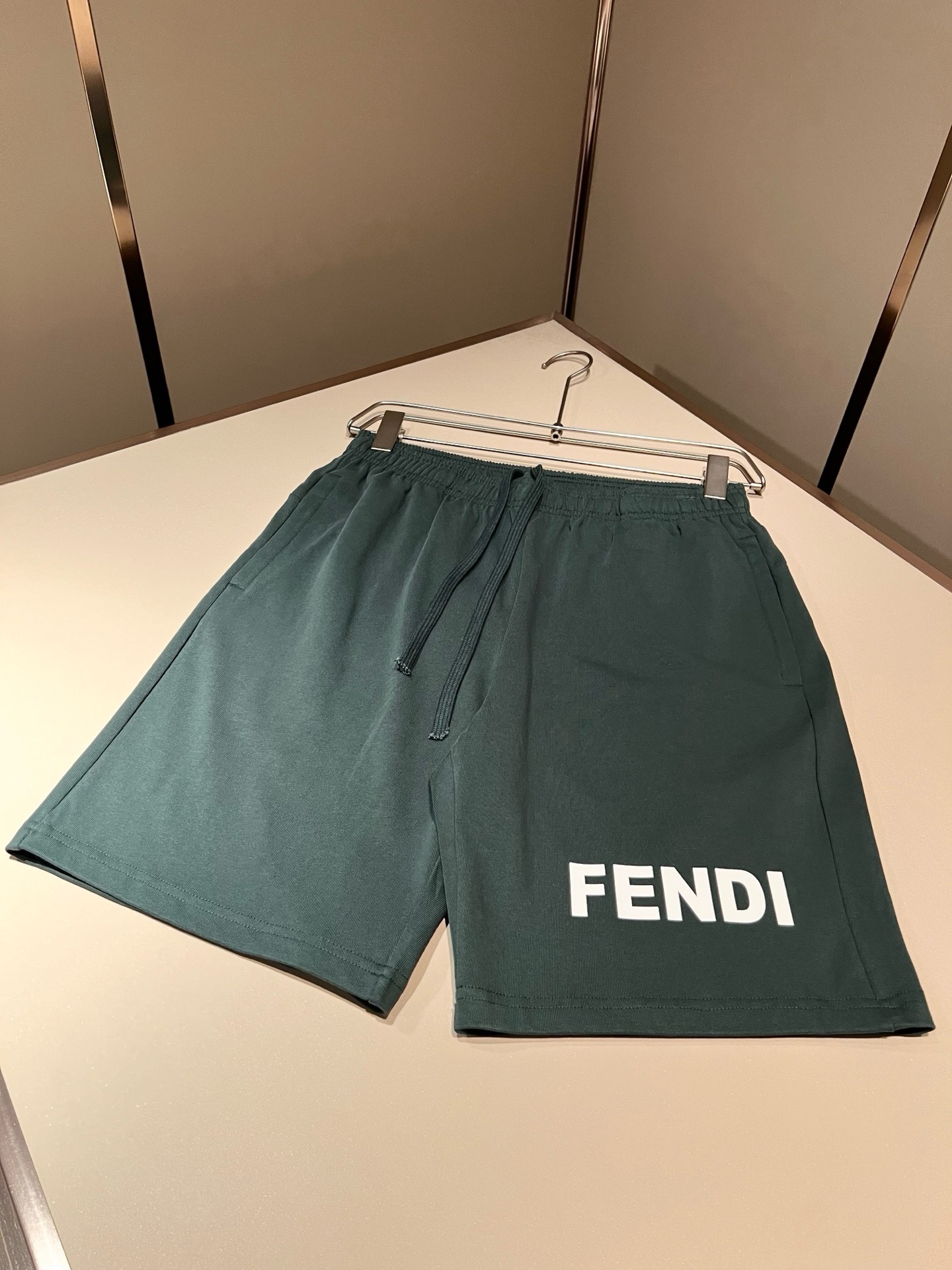 FEN*DI芬*迪 2026春夏新款经典休闲百搭抽绳休闲短裤，贸易公司渠道订单，FD百搭休闲裤，大牌中的潮流设计，客供原