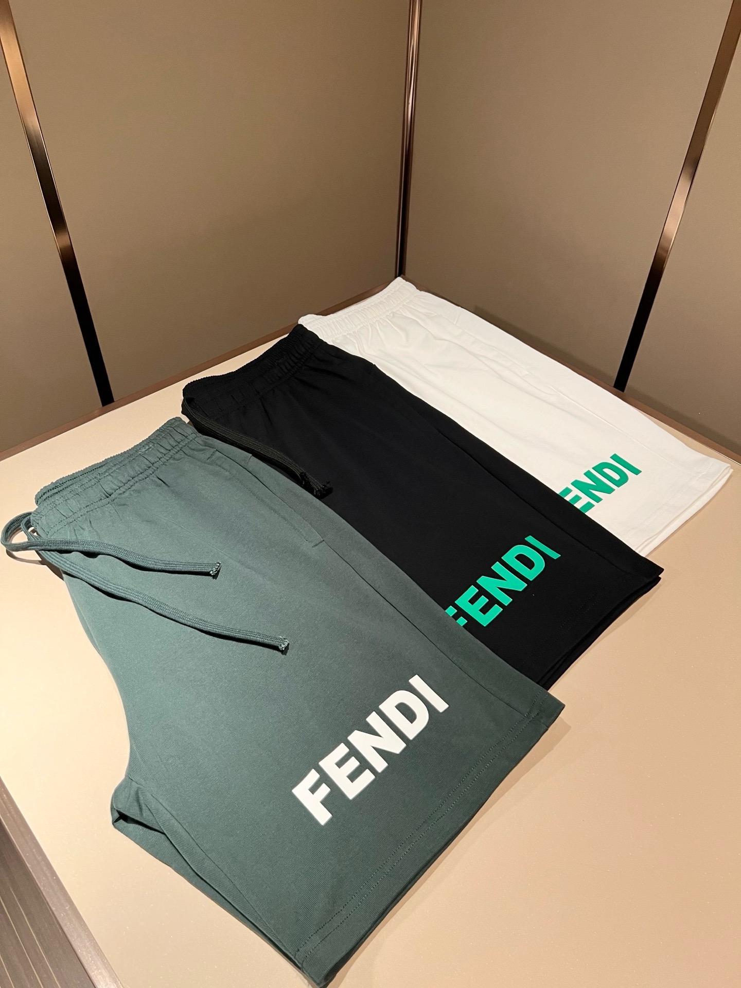 FEN*DI芬*迪 2026春夏新款经典休闲百搭抽绳休闲短裤,贸易公司渠道订单,FD百搭休闲裤,大牌中的潮流设计,客供原 FEN*DI芬*迪 2026春夏新款经典休闲百搭抽绳休闲短裤,贸易公司渠道订单,FD百搭休闲裤,大牌中的潮流设计,客供原