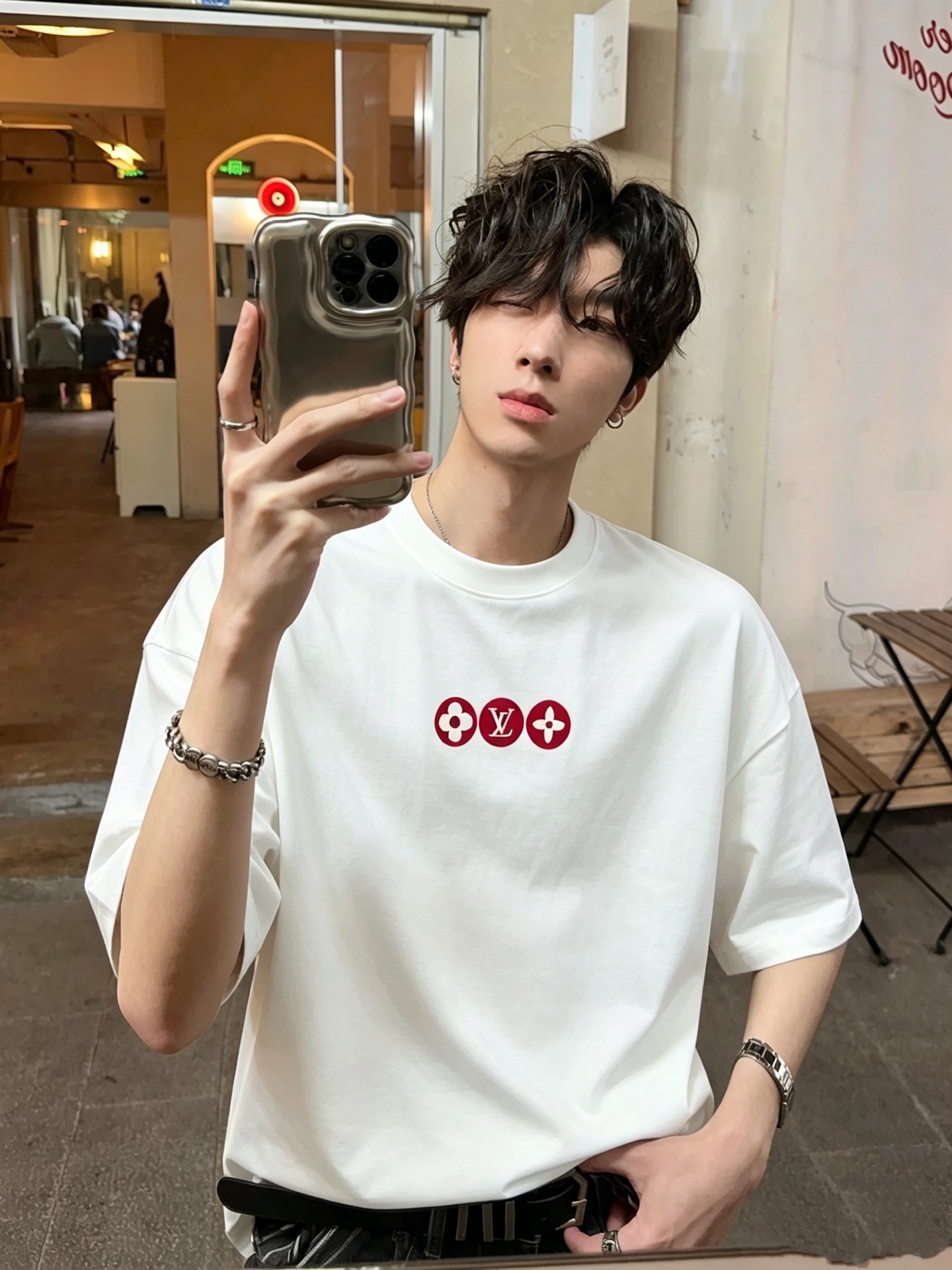 LouisVuitt*路易*登 2026春夏全新系列单品上线,非常时髦前卫的一款男女同款短袖T恤,标识logo图案压胶修 LouisVuitt*路易*登 2026春夏全新系列单品上线,非常时髦前卫的一款男女同款短袖T恤,标识logo图案压胶修