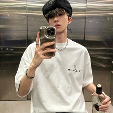 Moncler蒙家 2026春夏男女同款👫情侣款最新的贸易订单短袖T恤,全品相!!网红款!采用logo图案印花设计!上身 Moncler蒙家 2026春夏男女同款👫情侣款最新的贸易订单短袖T恤,全品相!!网红款!采用logo图案印花设计!上身