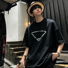 PRAD*A普*达2026春夏新款男女同款👫短袖T恤,最新款全网独家首上!!~既经典有时尚百搭,谁不爱啊,将经典再次展现 PRAD*A普*达2026春夏新款男女同款👫短袖T恤,最新款全网独家首上!!~既经典有时尚百搭,谁不爱啊,将经典再次展现