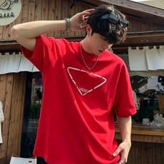 PRAD*A普*达2026春夏新款男女同款👫短袖T恤,最新款全网独家首上!!~既经典有时尚百搭,谁不爱啊,将经典再次展现 PRAD*A普*达2026春夏新款男女同款👫短袖T恤,最新款全网独家首上!!~既经典有时尚百搭,谁不爱啊,将经典再次展现