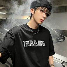 PRAD*A普*达2026春夏新款男女同款👫短袖T恤,最新款全网独家首上!!~既经典有时尚百搭,谁不爱啊,将经典再次展现 PRAD*A普*达2026春夏新款男女同款👫短袖T恤,最新款全网独家首上!!~既经典有时尚百搭,谁不爱啊,将经典再次展现