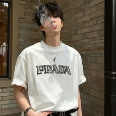 PRAD*A普*达2026春夏新款男女同款👫短袖T恤,最新款全网独家首上!!~既经典有时尚百搭,谁不爱啊,将经典再次展现 PRAD*A普*达2026春夏新款男女同款👫短袖T恤,最新款全网独家首上!!~既经典有时尚百搭,谁不爱啊,将经典再次展现
