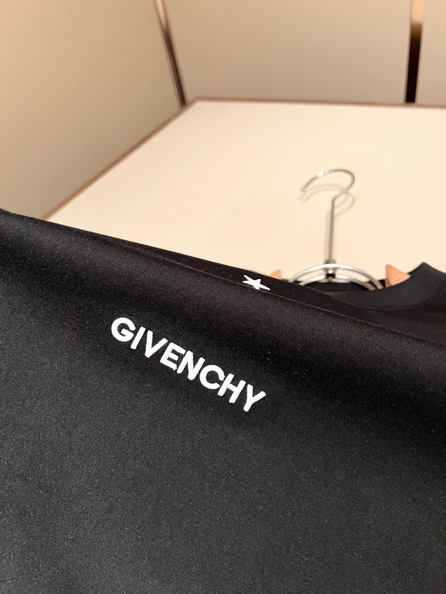 Giv*chy/纪*希2026秋冬新款男士打底衫，主创时尚注入了全新时尚能量。通过探索各种题材和性感魅力，极具辨识度，引