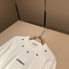 Giv*chy/纪*希2026秋冬新款男士打底衫,主创时尚注入了全新时尚能量。通过探索各种题材和性感魅力,极具辨识度,引 Giv*chy/纪*希2026秋冬新款男士打底衫,主创时尚注入了全新时尚能量。通过探索各种题材和性感魅力,极具辨识度,引
