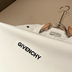Giv*chy/纪*希2026秋冬新款男士打底衫,主创时尚注入了全新时尚能量。通过探索各种题材和性感魅力,极具辨识度,引 Giv*chy/纪*希2026秋冬新款男士打底衫,主创时尚注入了全新时尚能量。通过探索各种题材和性感魅力,极具辨识度,引