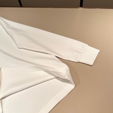 Giv*chy/纪*希2026秋冬新款男士打底衫,主创时尚注入了全新时尚能量。通过探索各种题材和性感魅力,极具辨识度,引 Giv*chy/纪*希2026秋冬新款男士打底衫,主创时尚注入了全新时尚能量。通过探索各种题材和性感魅力,极具辨识度,引