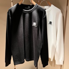 Dolce&Gabba*a 杜嘉*纳2026秋季新款男女同款👫打底长袖T恤,专柜同步发售!定制专属纯棉面料,胸前字母lo Dolce&Gabba*a 杜嘉*纳2026秋季新款男女同款👫打底长袖T恤,专柜同步发售!定制专属纯棉面料,胸前字母lo