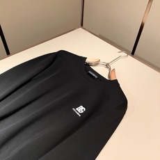 Dolce&Gabba*a 杜嘉*纳2026秋季新款男女同款👫打底长袖T恤,专柜同步发售!定制专属纯棉面料,胸前字母lo Dolce&Gabba*a 杜嘉*纳2026秋季新款男女同款👫打底长袖T恤,专柜同步发售!定制专属纯棉面料,胸前字母lo