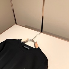 Dolce&Gabba*a 杜嘉*纳2026秋季新款男女同款👫打底长袖T恤,专柜同步发售!定制专属纯棉面料,胸前字母lo Dolce&Gabba*a 杜嘉*纳2026秋季新款男女同款👫打底长袖T恤,专柜同步发售!定制专属纯棉面料,胸前字母lo
